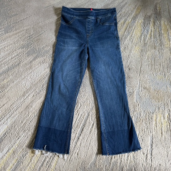 Spanx Jeans Cropped Flare Denim Medium Wash
High rise pull on medium - Picture 2 of 11